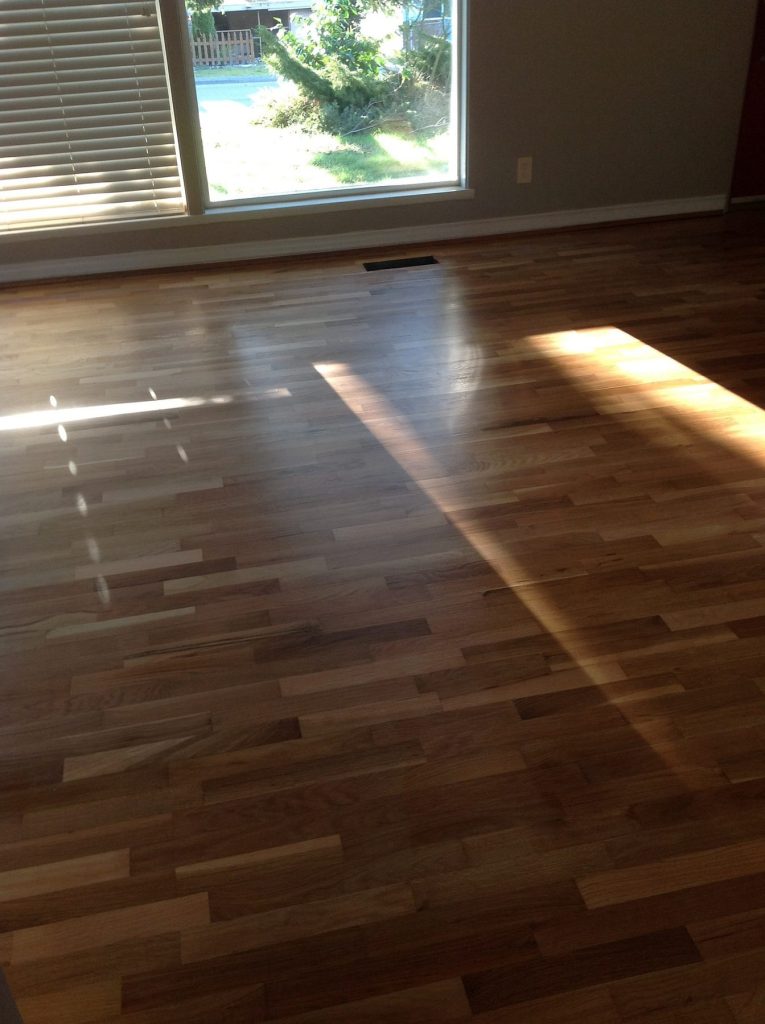 Parquet vitrifié qui reflète le soleil